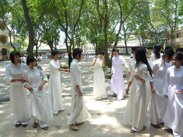 白いアオザイを着たベトナム人女子学生の集団